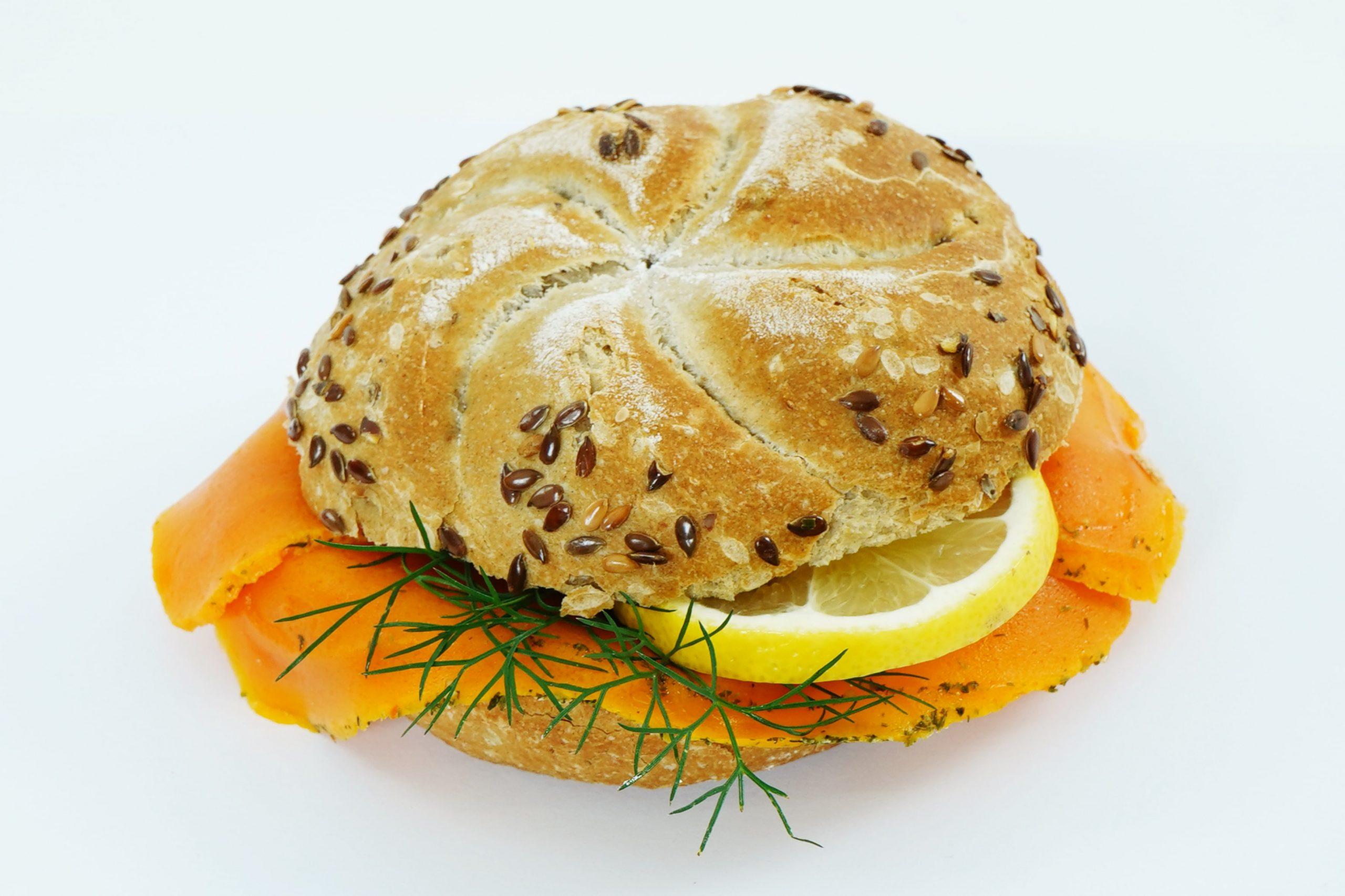 Belegte Glutenfreie Semmel mit Veganem Lachs