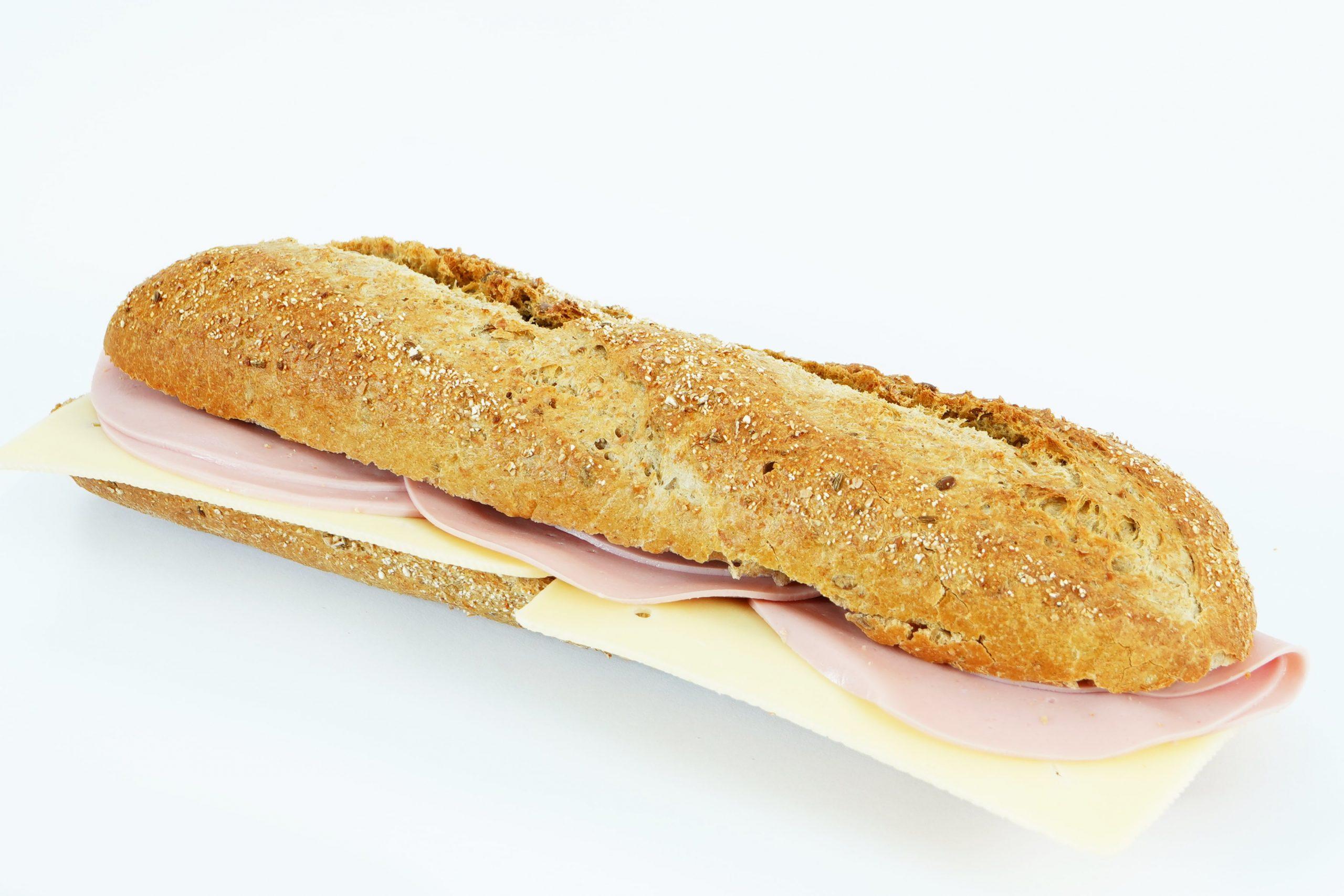 Belegtes Glutenfreies Baguette mit Veganer Wurst und Käse