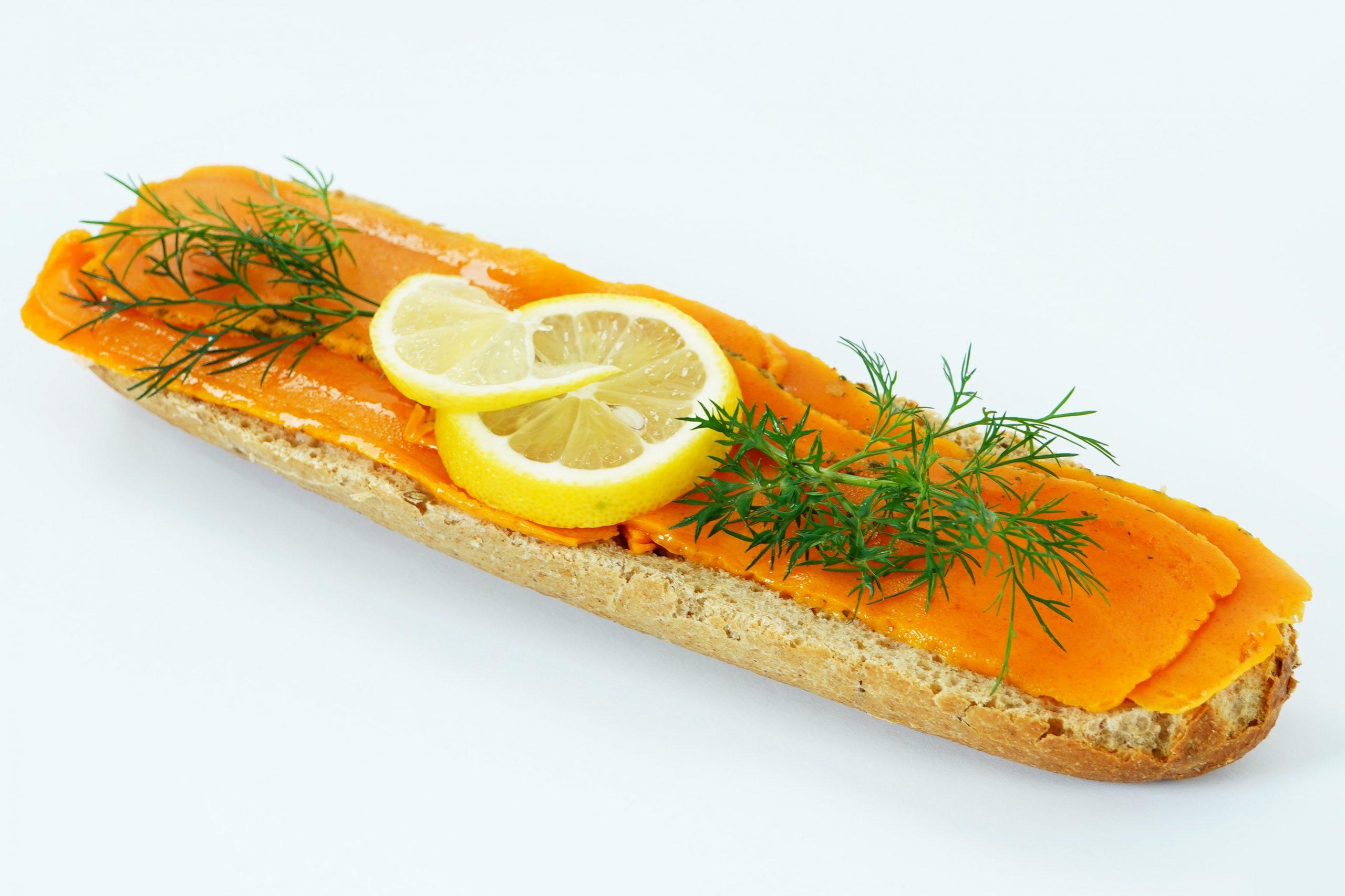 Belegtes Glutenfreies Baguette mit Veganem Lachs