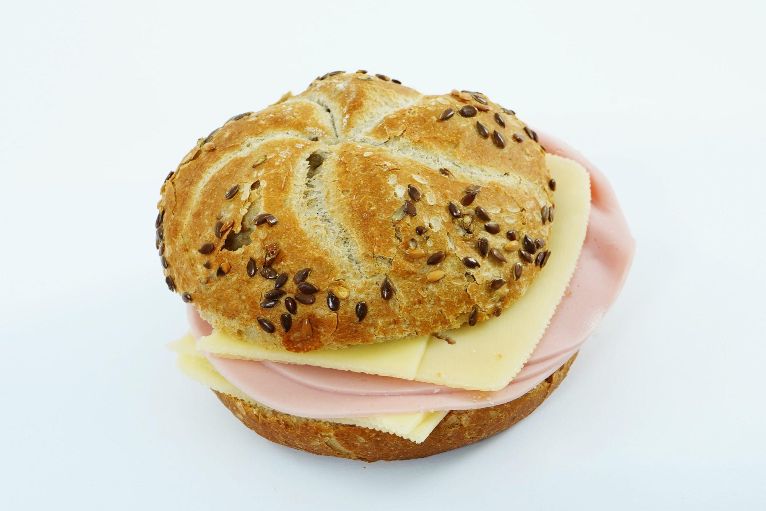 Belegte Glutenfreie Semmel mit Veganer Wurst und Käse
