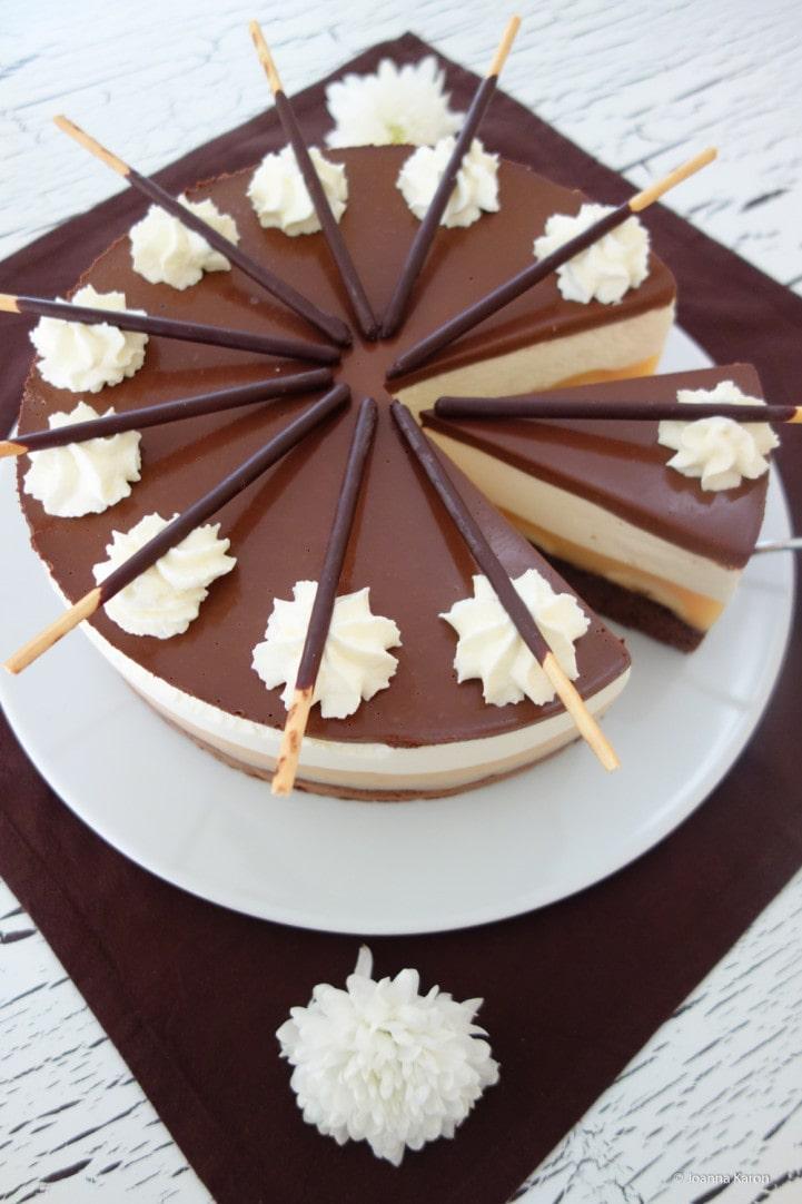 Glutenfreie Schoko-Banane Torte Vegan und Laktosefrei, Low Kokos Zucker Zutaten: Teig: 5 % Schokolade, 4,5 % Kakao, Bio-Sojagetränk (Wasser, Sojabohnen 9 %), Reismehl, Grießzucker, Vanillezucker, Apfelessig, Backpulver, Maisstärke), Rapsöl, Salz. Kokosblütenzucker, Kakao. Pflanzenfett, natürliches Aroma, Zitronensäure, Carotin, Vitamine A, Maisstärke, Aroma, Farbstoffe (Riboflavin, Carotine) Frucht.